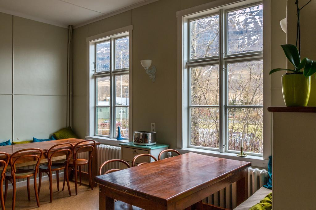 Hafaldan Hi Hostel, Old Hospital Building เซย์ริสเฟียรือร์ ภายนอก รูปภาพ